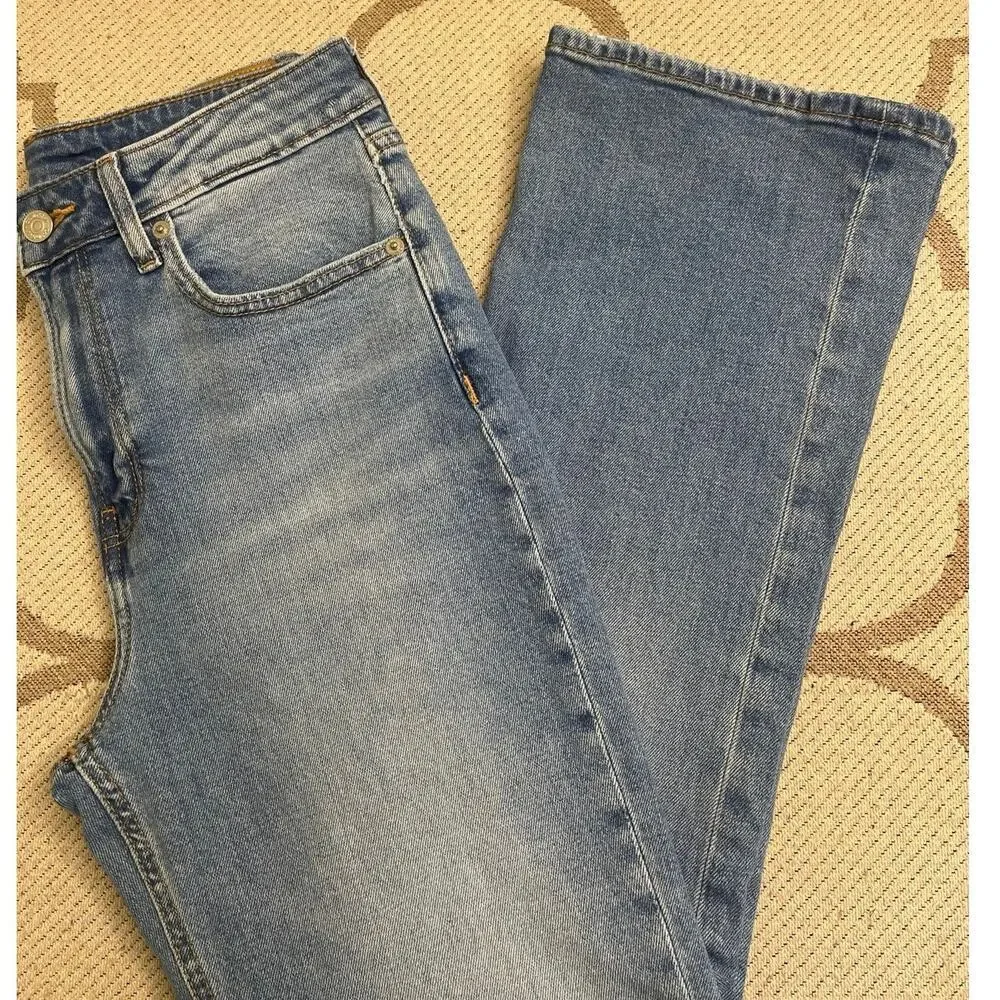 Calvin Klein High Rise Flare Crop blue jeans, size 28
